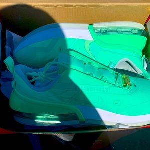 Women (NIKE AIR MAX UP) never worn and is in good condition size 9 rare color!!!